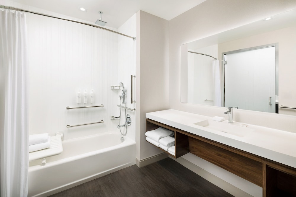 Standard Room, 1 King Bed (Mobility Accessible, Roll-in Shower) - Photo 2