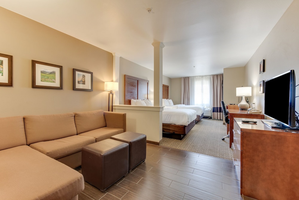 Suite, Multiple Beds, Non Smoking - Photo 11