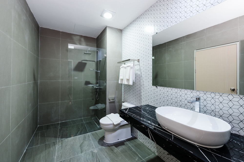 Deluxe Studio Suite, 1 King Bed photo 2