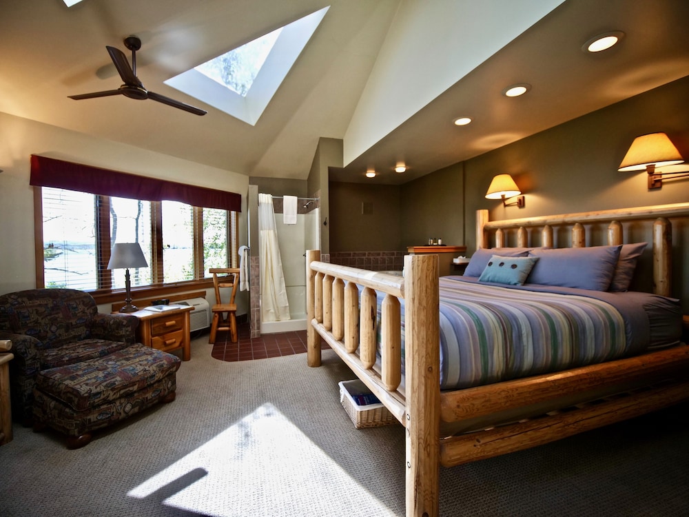 Deluxe Room, 1 King Bed, Non Smoking, Lake View