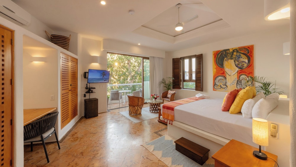 Suite, 1 King Bed, Ensuite, Ocean View photo 2