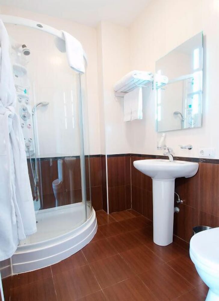 Standard Double or Twin Room photo 3