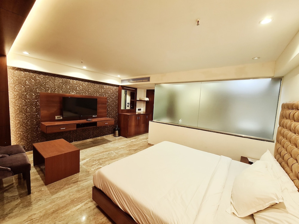 Deluxe Room, 1 King Bed photo 1