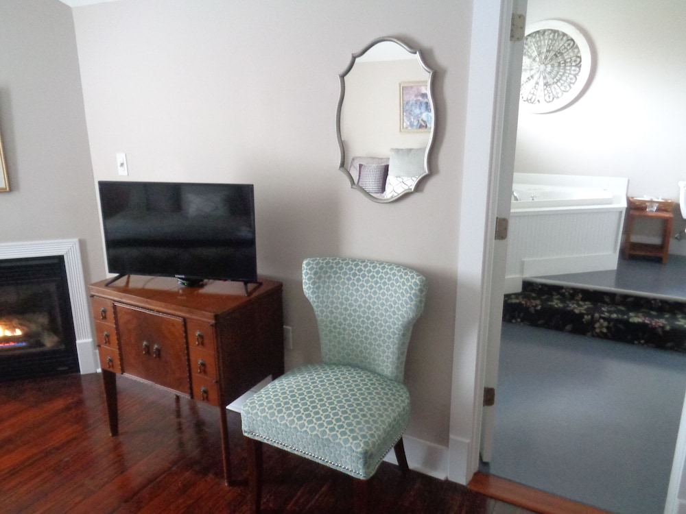 Barrett Deluxe Room, 1 King Bed, Non Smoking with Jacuzzi photo 2