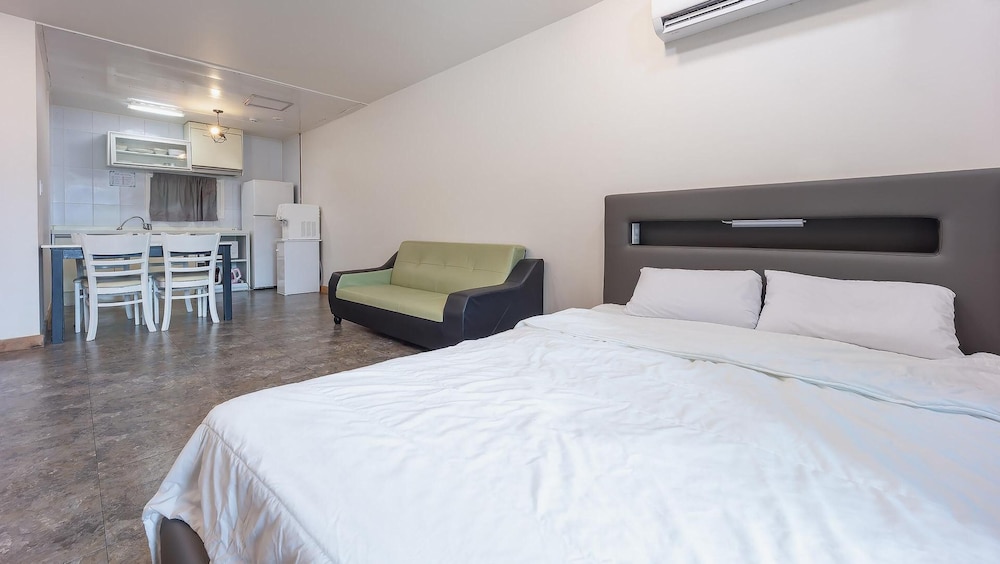 [Summer Pkg For 4] Premium Twin Room With Breakfast And Swimming Pool Ticket For 1 Time Use