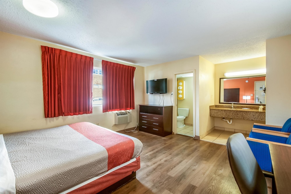 Standard Room, 1 Double Bed, Accessible, Non Smoking photo 3