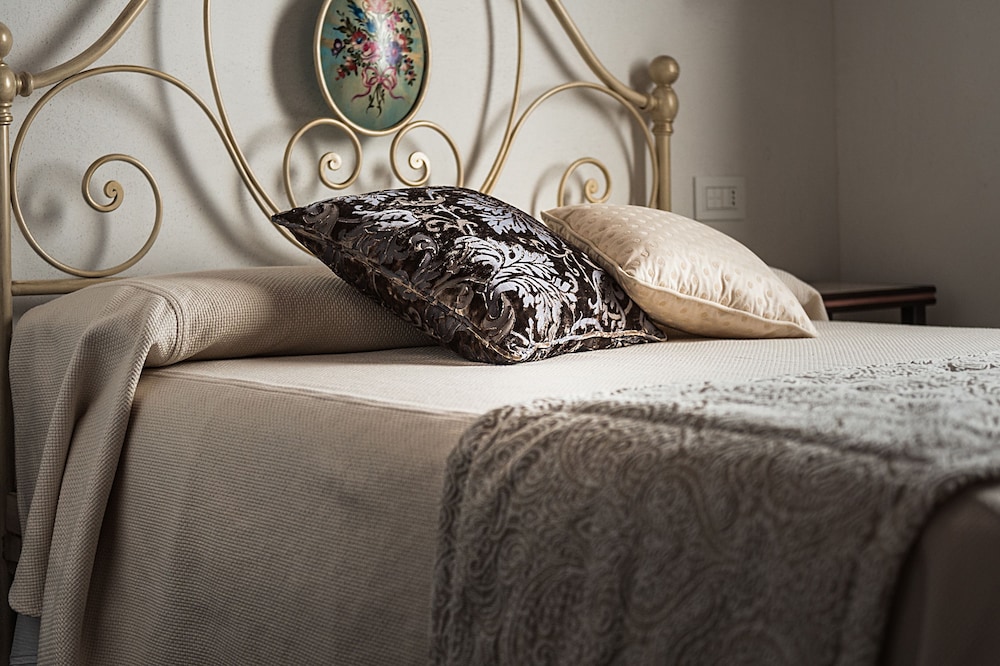 Basic Double Room Single Use, 1 Large Twin Bed photo 3