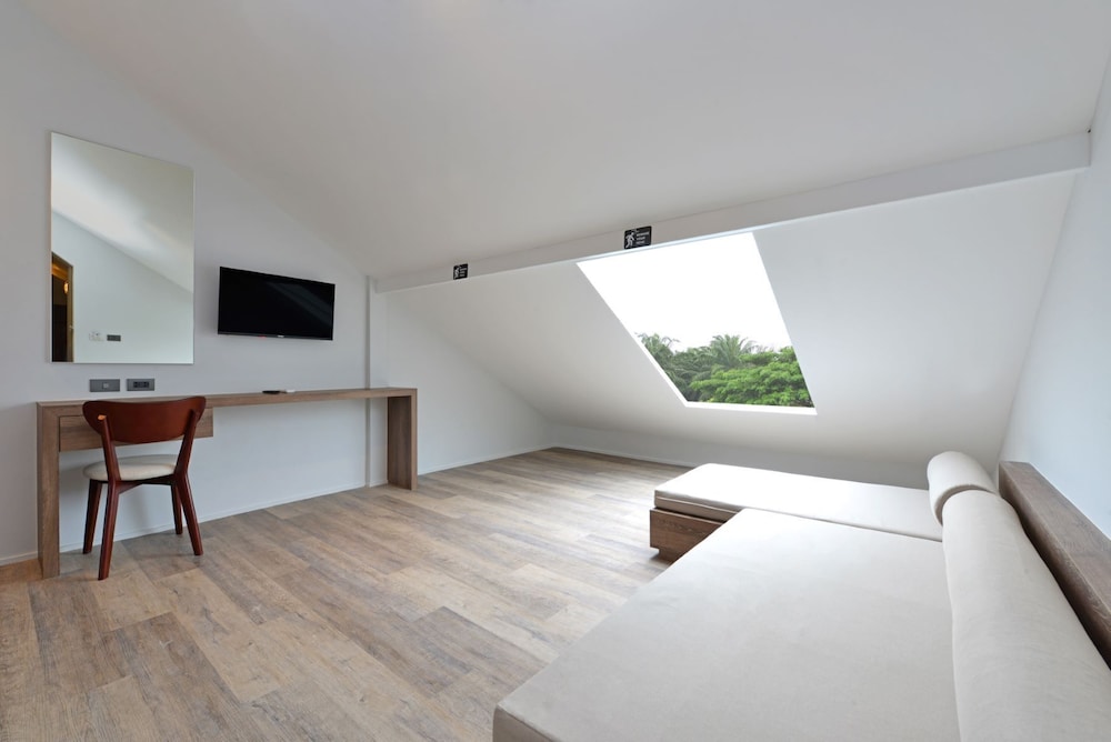 Deluxe Double Bed Room Under Roof Top photo 3