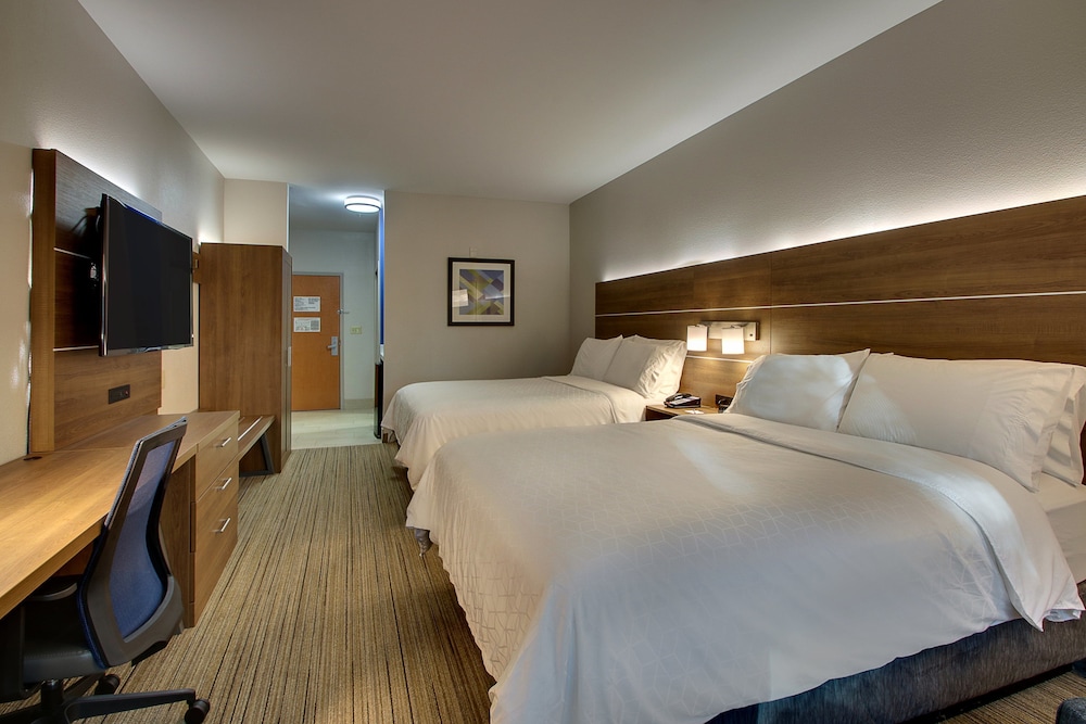 Suite, Multiple Beds - Photo 3