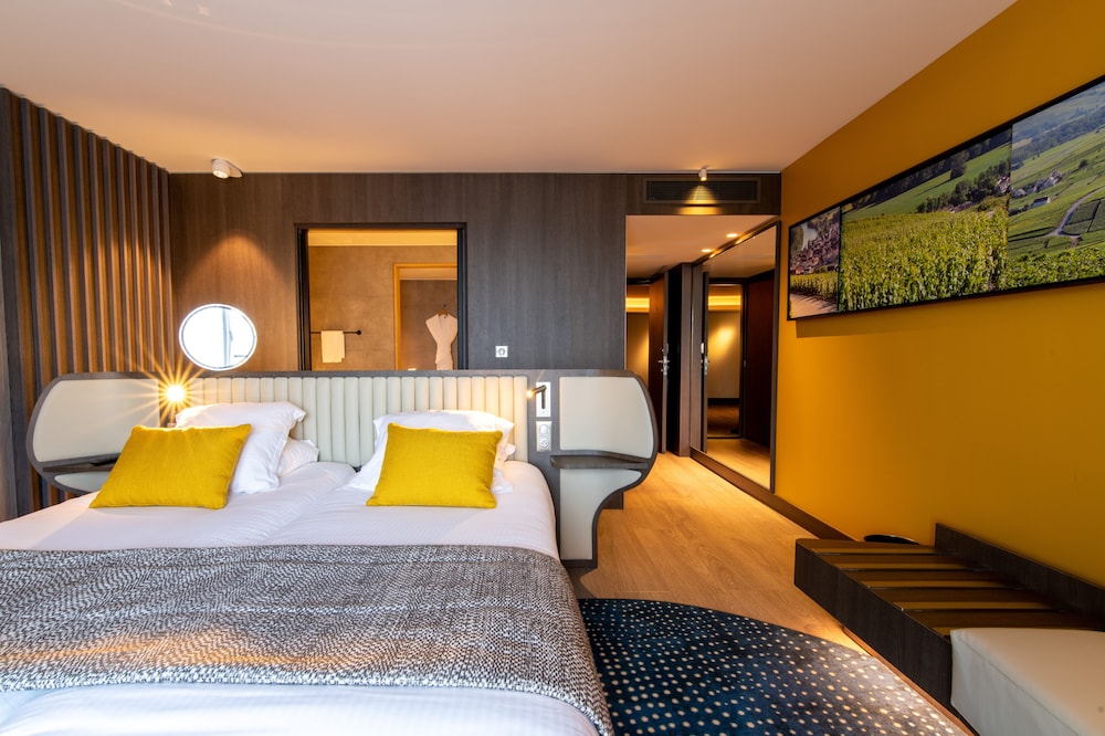 Superior Room, 1 Queen Bed, Non Smoking - Photo 2