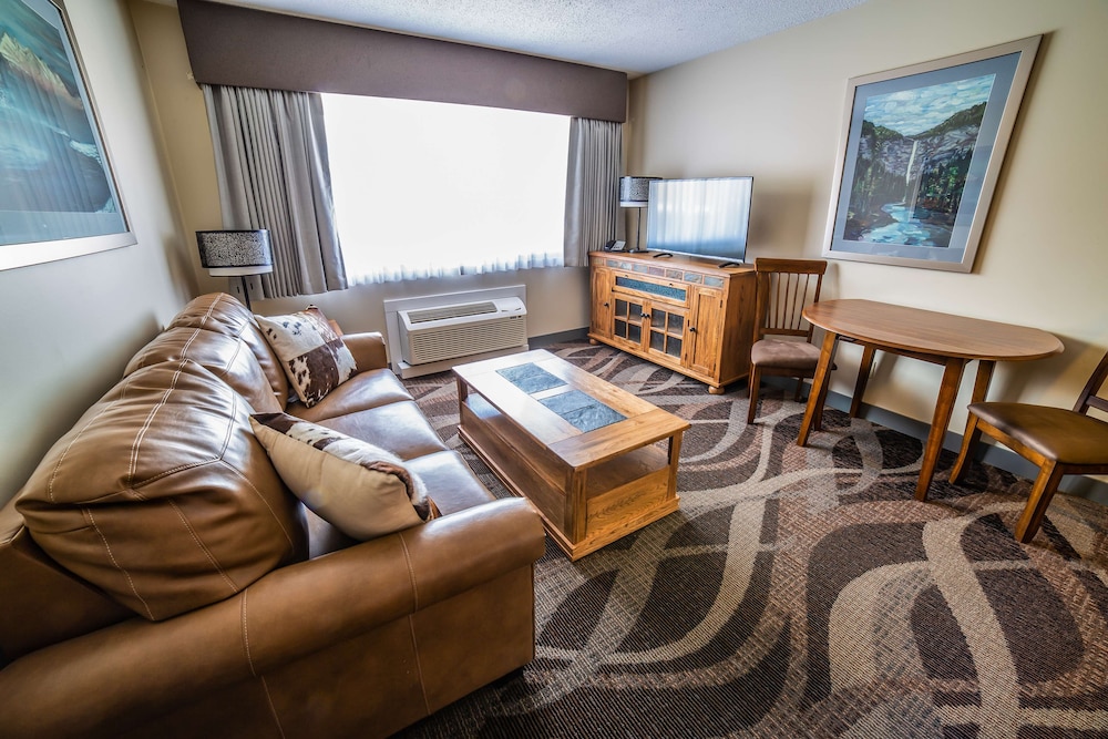 Suite, 1 King Bed, Non Smoking, Kitchenette (Dining Table;Living Room;with Sofabed) photo 3