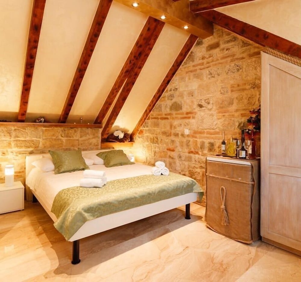 Double Room, Private Bathroom (Attic) photo 3