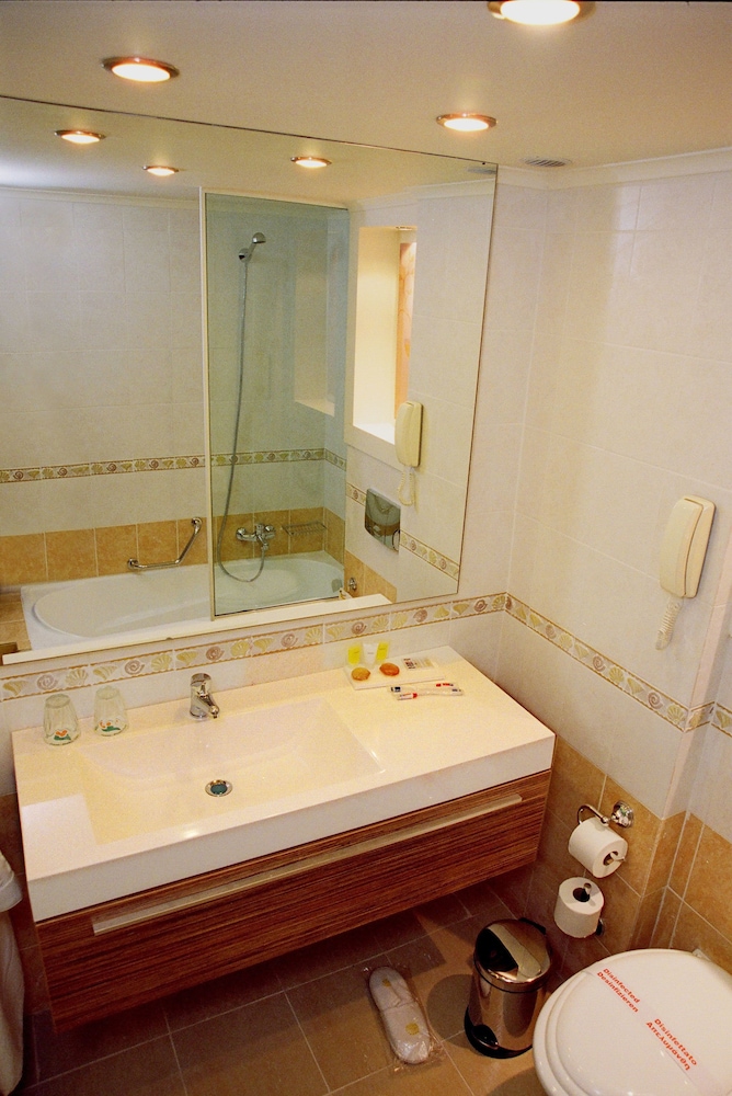 Triple Room (2 Adults + 1 Child) photo 3