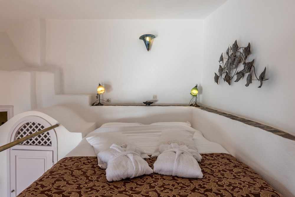 Superior Suite, Jetted Tub (Caldera View) - Photo 1