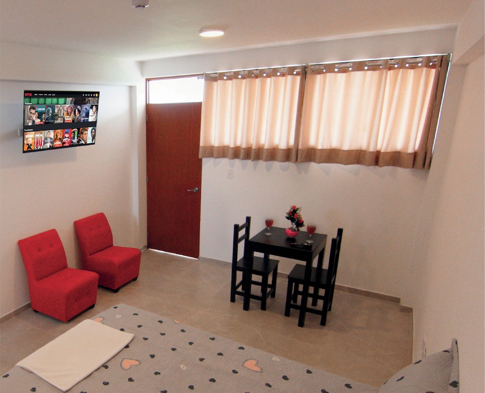 Basic Single Room, 1 Queen Bed, Private Bathroom photo 1