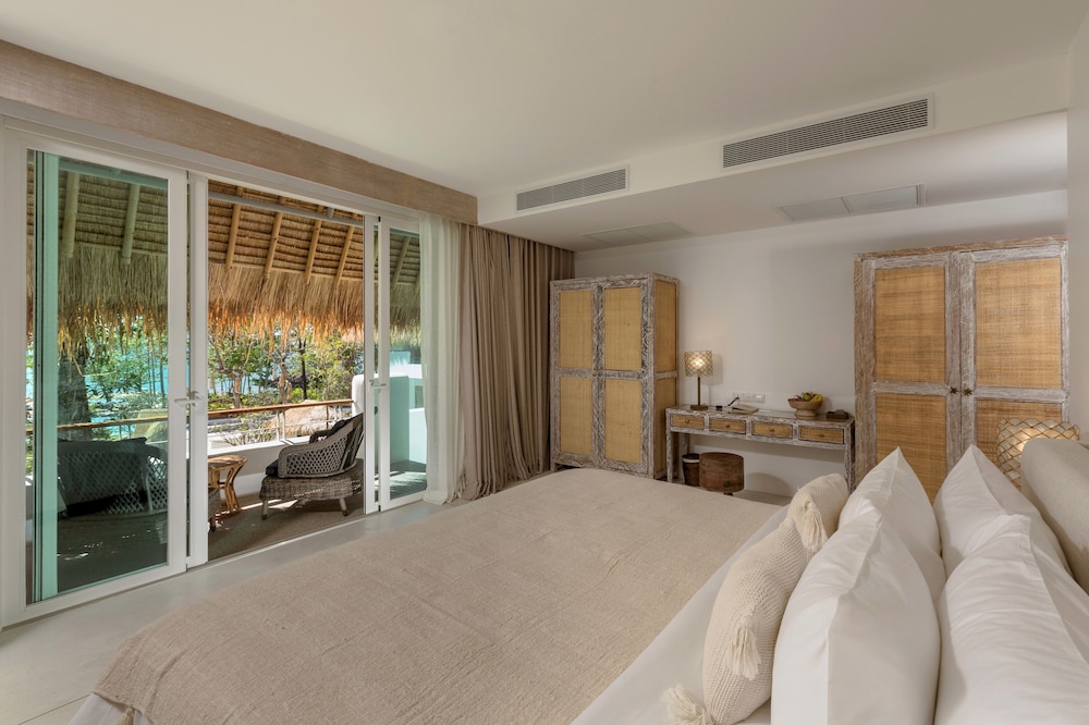 Suite, Pool View