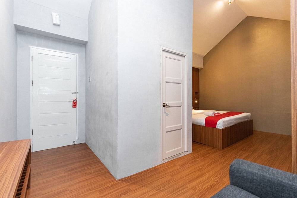 Suite (RedDoorz)