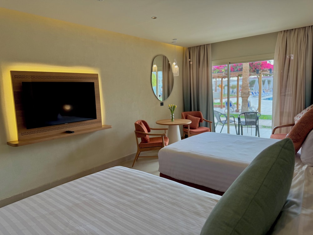 Deluxe Room, 2 Twin Beds, Pool View