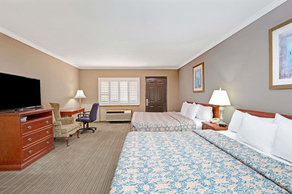 Standard Room, Multiple Beds, Smoking photo 1