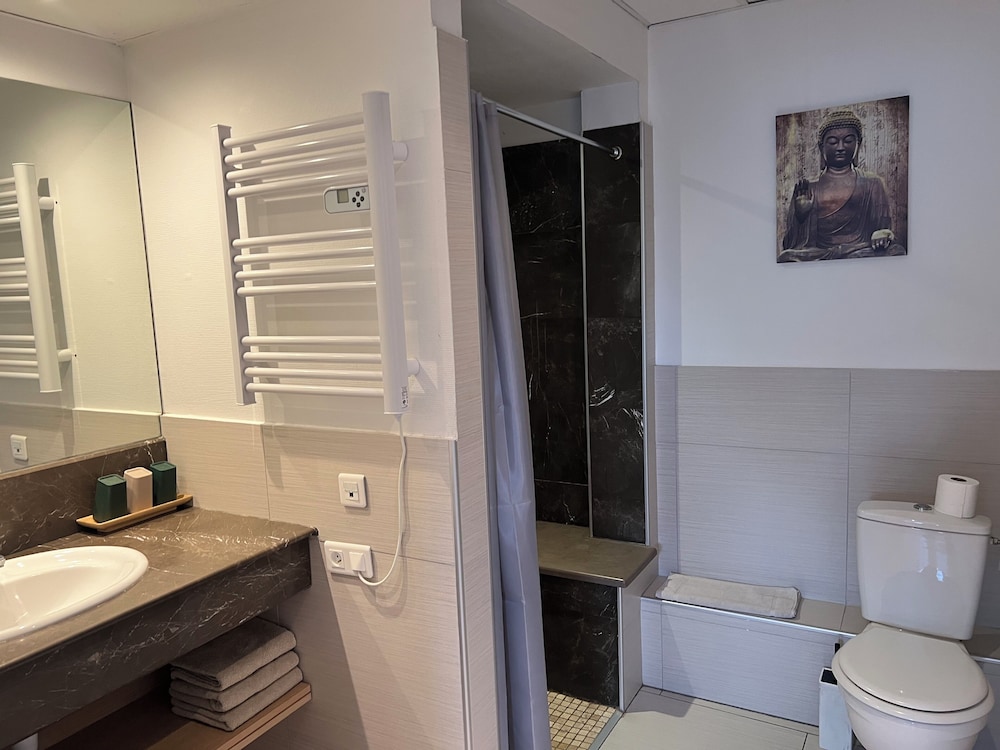 Signature Apartment photo 2