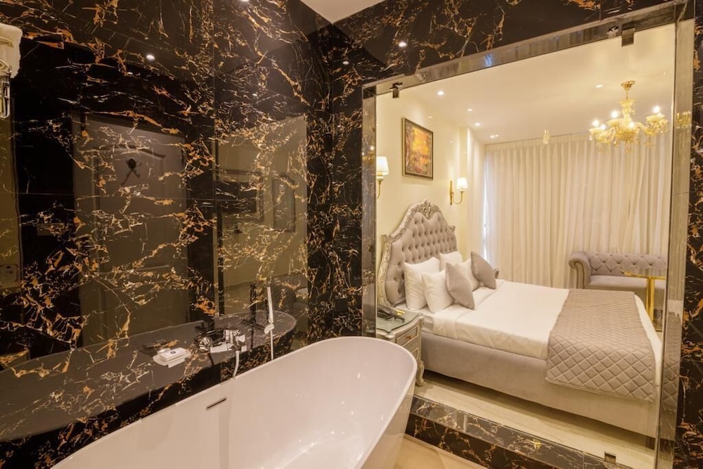 Superior Bath Tub Room With Balcony & Pool View photo 3