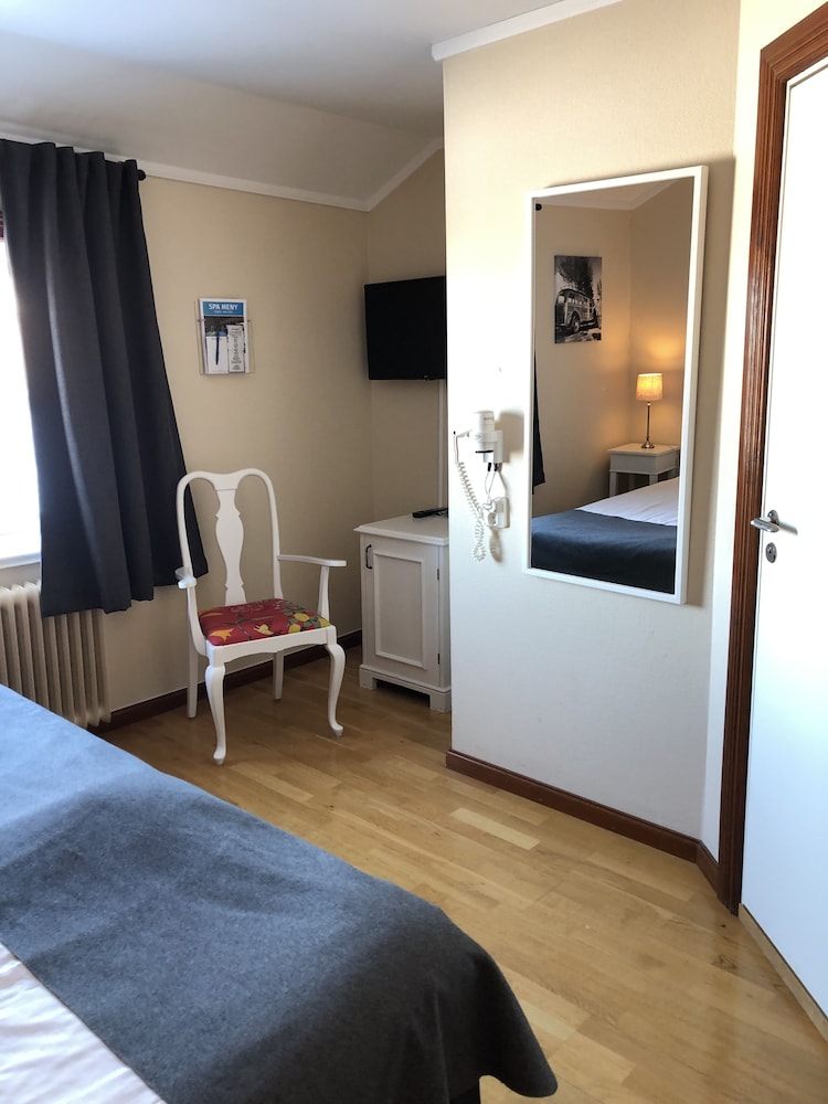 Economy Room, 2 Twin Beds, Non Smoking - Photo 1