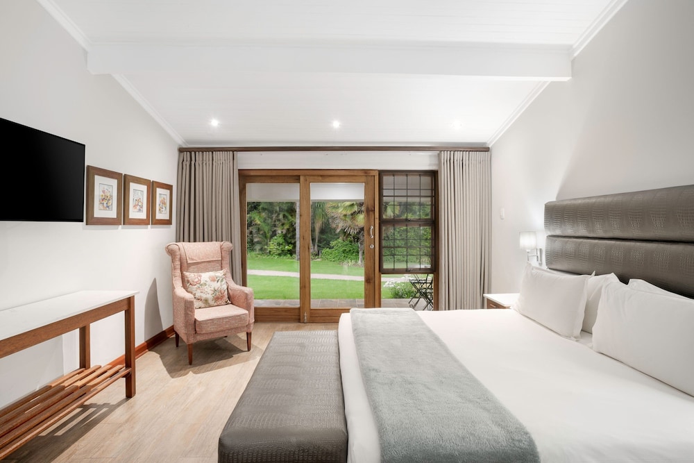 Room, 1 King Bed, Garden View - Photo 9