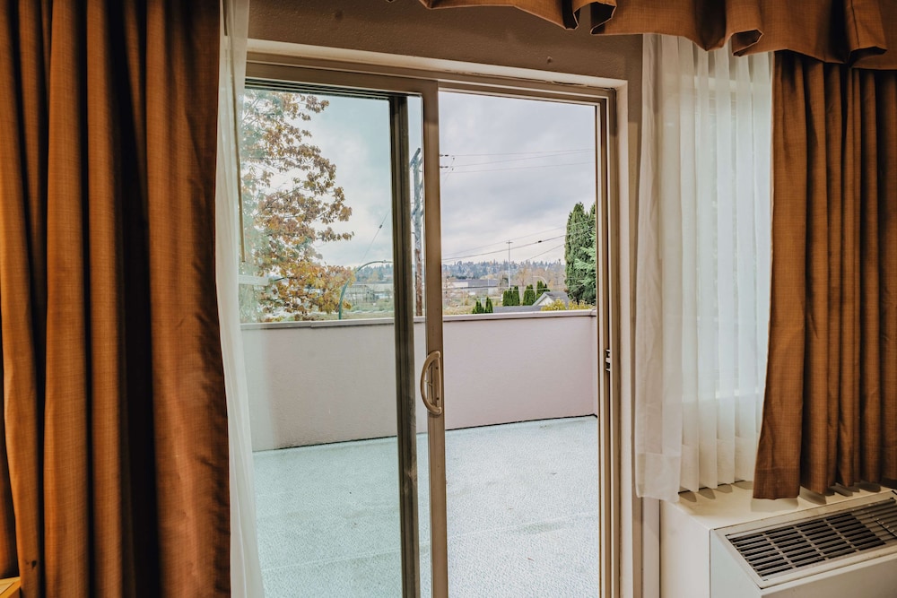 Suite, 2 Queen Beds, Non Smoking, Balcony photo 3