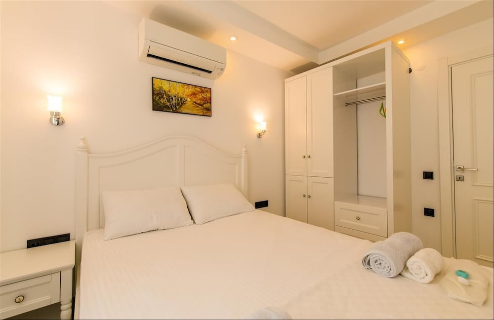 Standard Suite, Partial Sea View photo 1