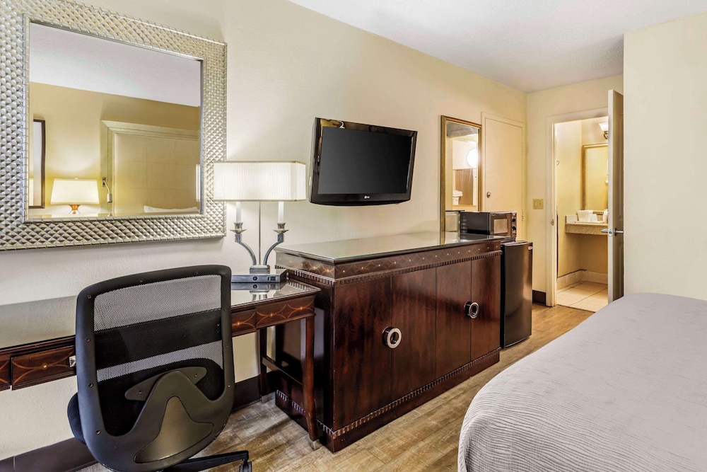 Suite, 1 King Bed with Sofa bed, Non Smoking photo 2