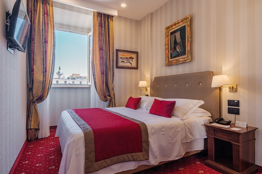 Deluxe Double or Twin Room, City View thumbnail 6