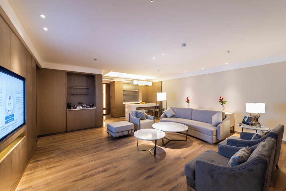 Executive Suite - Photo 2