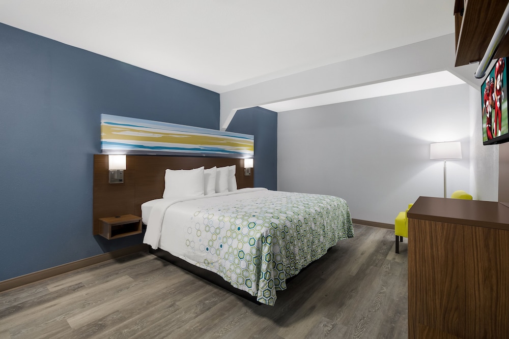 Studio, Non Smoking (1 King Bed and 2 Double Beds) photo 1
