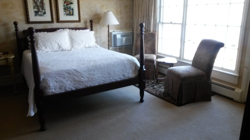 Standard Room, 1 King Bed, River View (No Pets Allowed) photo 3