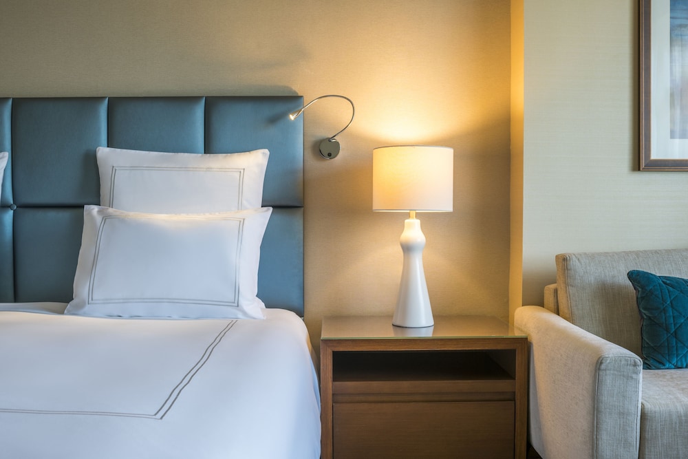 Deluxe Room, 2 Twin Beds, City View thumbnail 5