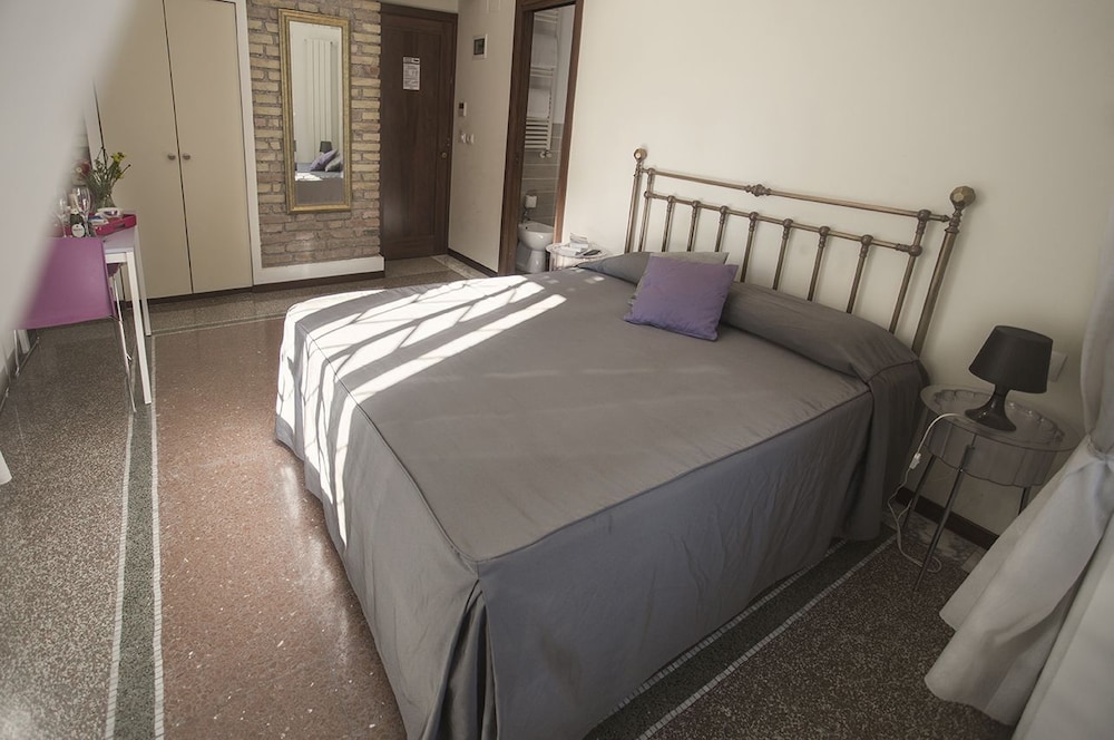 Standard Double Room photo 3