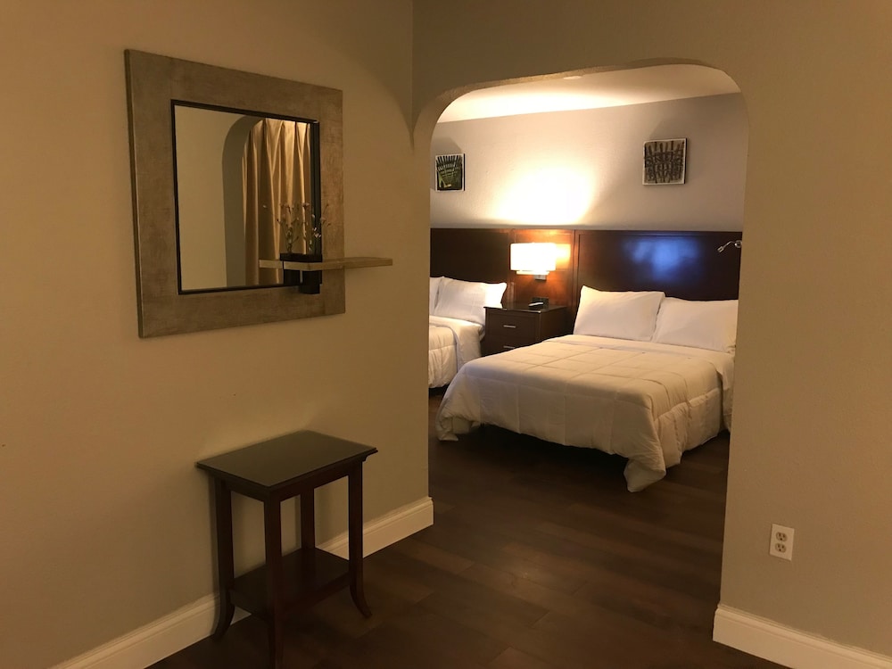Luxury Suite, 2 Double Beds, Refrigerator & Microwave photo 3