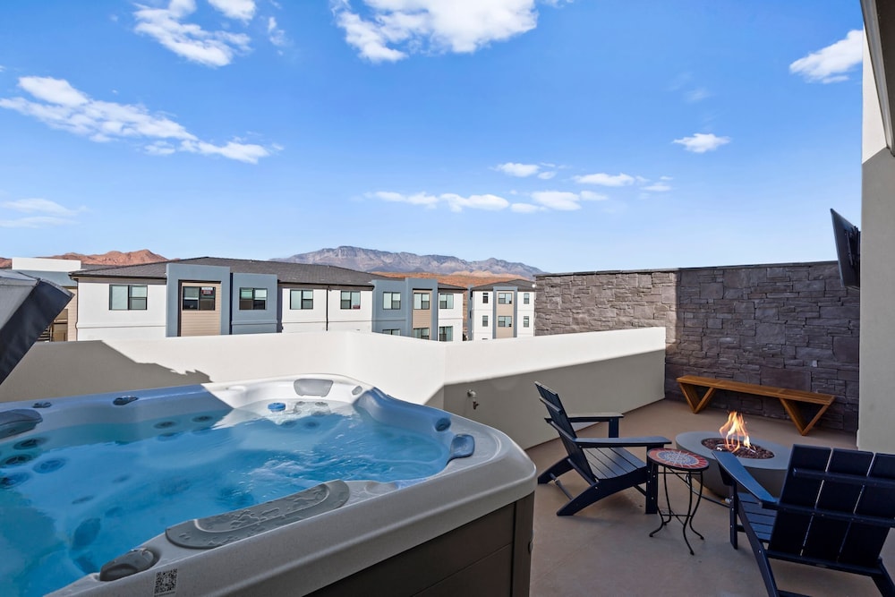 Luxury Condo, 4 Bedrooms, Non Smoking, Pool Access