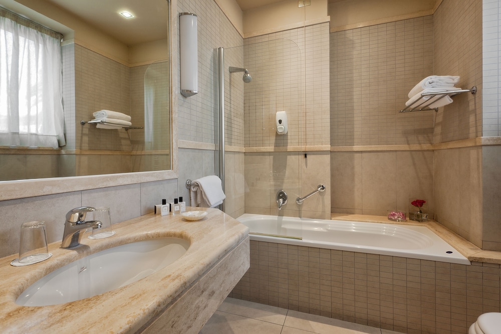 Deluxe Double or Twin Room - Photo 4