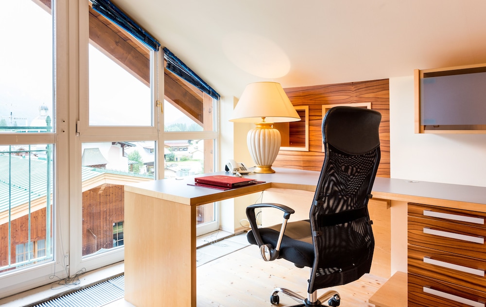 Basic Suite, 1 Bedroom, Non Smoking, Mountain View photo 3