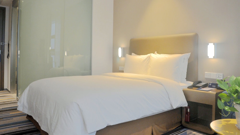 Superior Room (depending on the room status, the hotel will arrange a king-size bed or twin beds) photo 2
