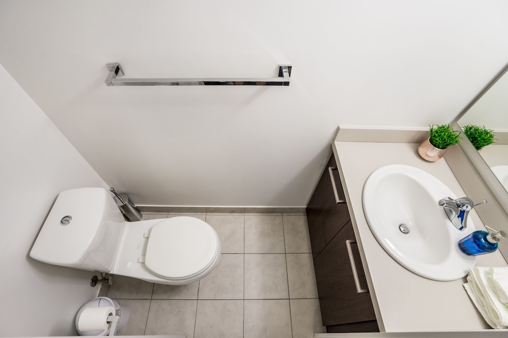 Aaira Suites at 65 Bremner Blvd, Foto 10