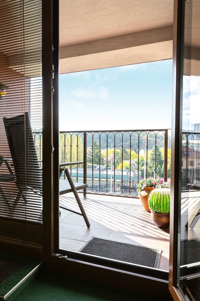 Superior Apartment, 1 King Bed with Sofa bed, Non Smoking, City View - Photo 10