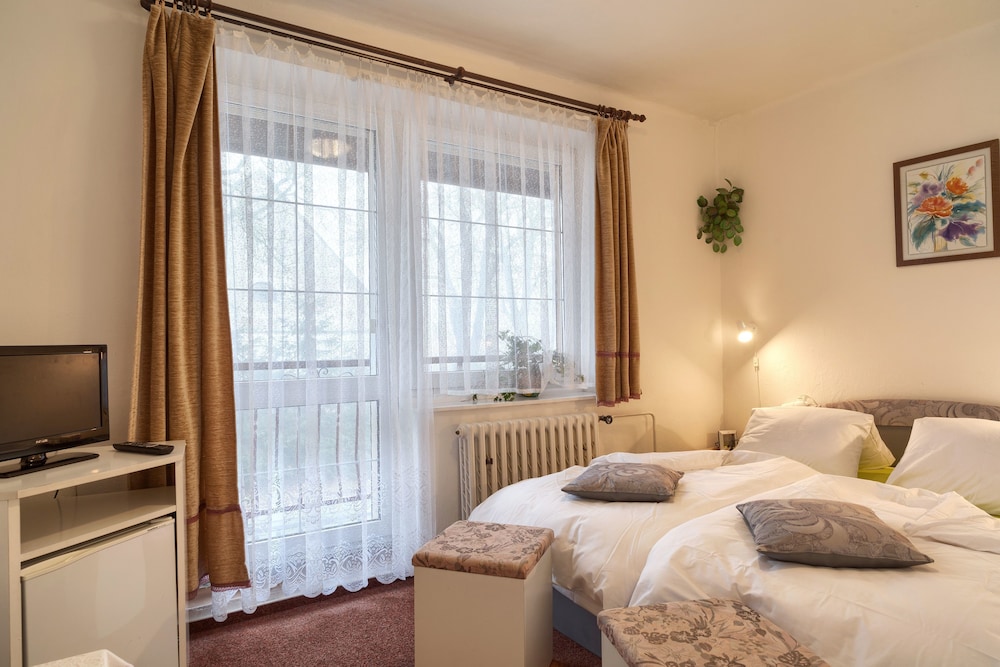 Comfort Room, 1 Queen Bed, Non Smoking photo 3
