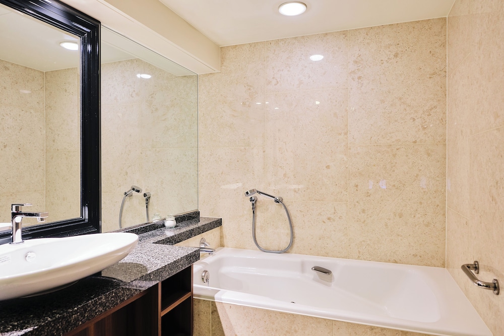 Classic Room, 1 King Bed, Club Lounge Access, Bay View (Japanese) Classic Room, 1 King Bed, Club Lounge Access, Bay View (Japanese)