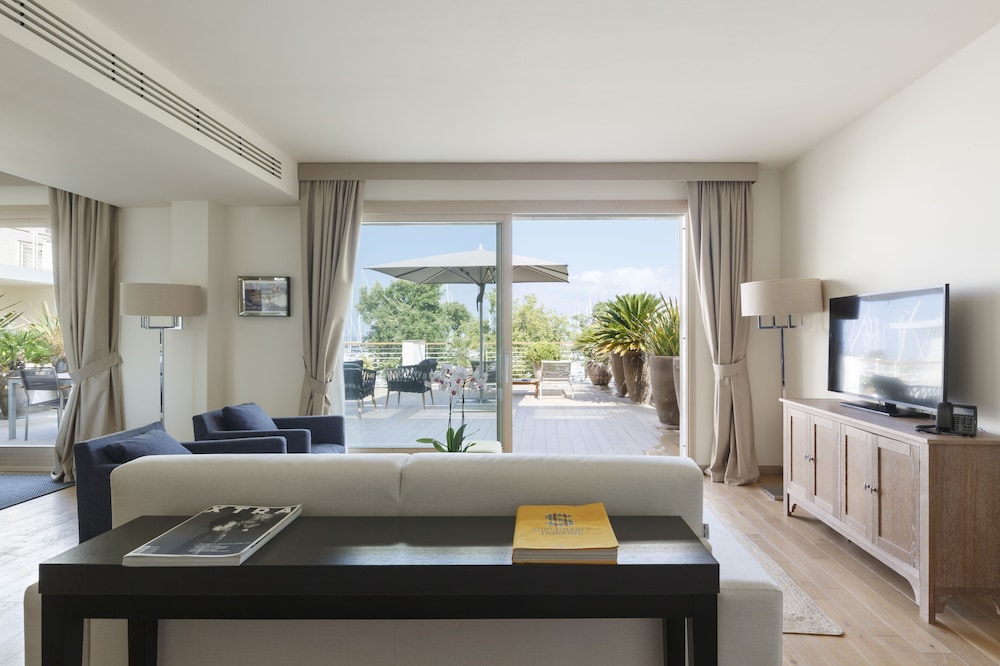 Club Suite, 2 Bedrooms, 2 Bathrooms, Sea Facing photo 1