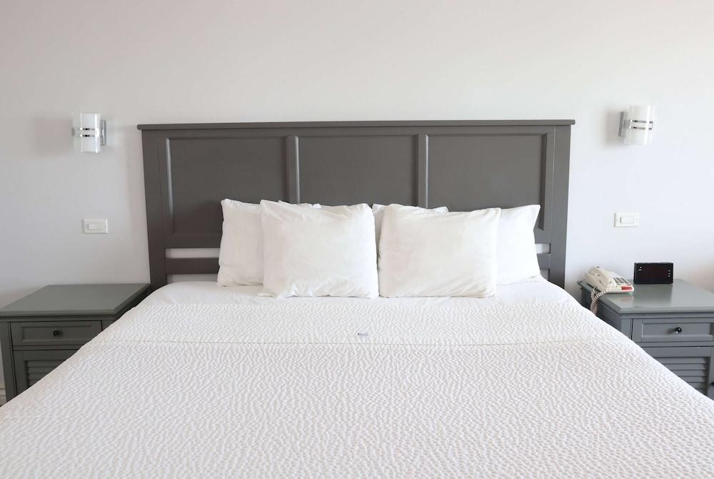Standard Room, 1 King Bed - Photo 5