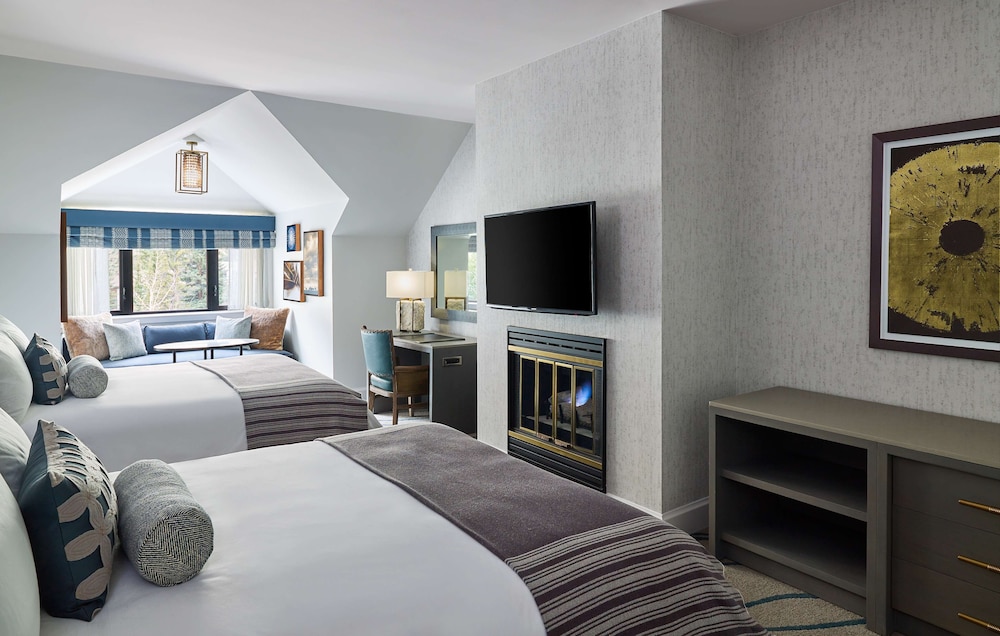 Premium Room, 2 Queen Beds, Mountain View (With Fireplace)