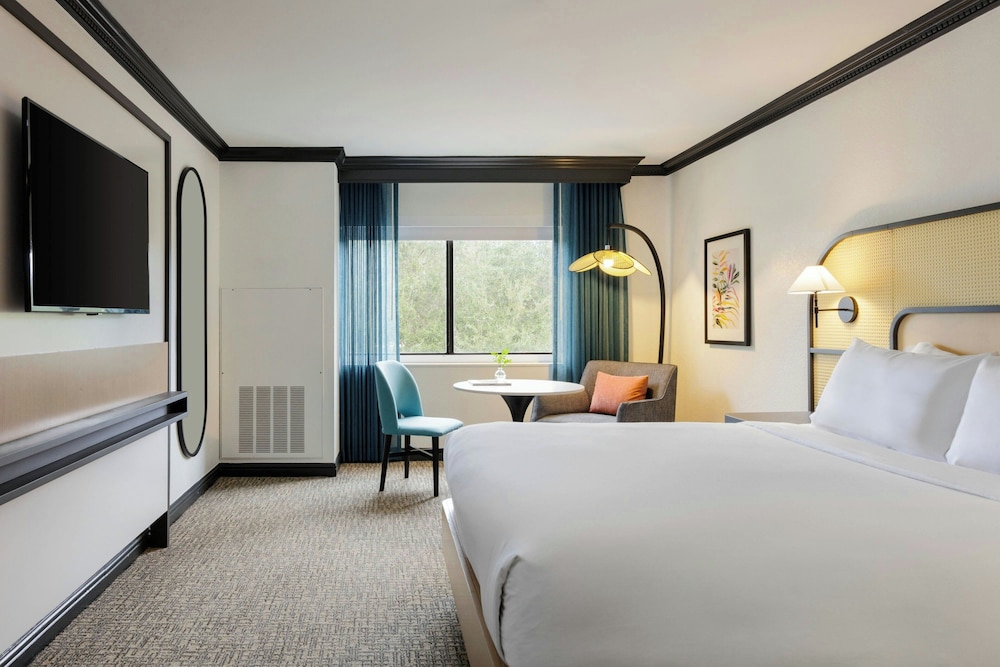 Club Room, 1 King Bed (Mobility Accessible, Roll-in Shower) - Photo 2