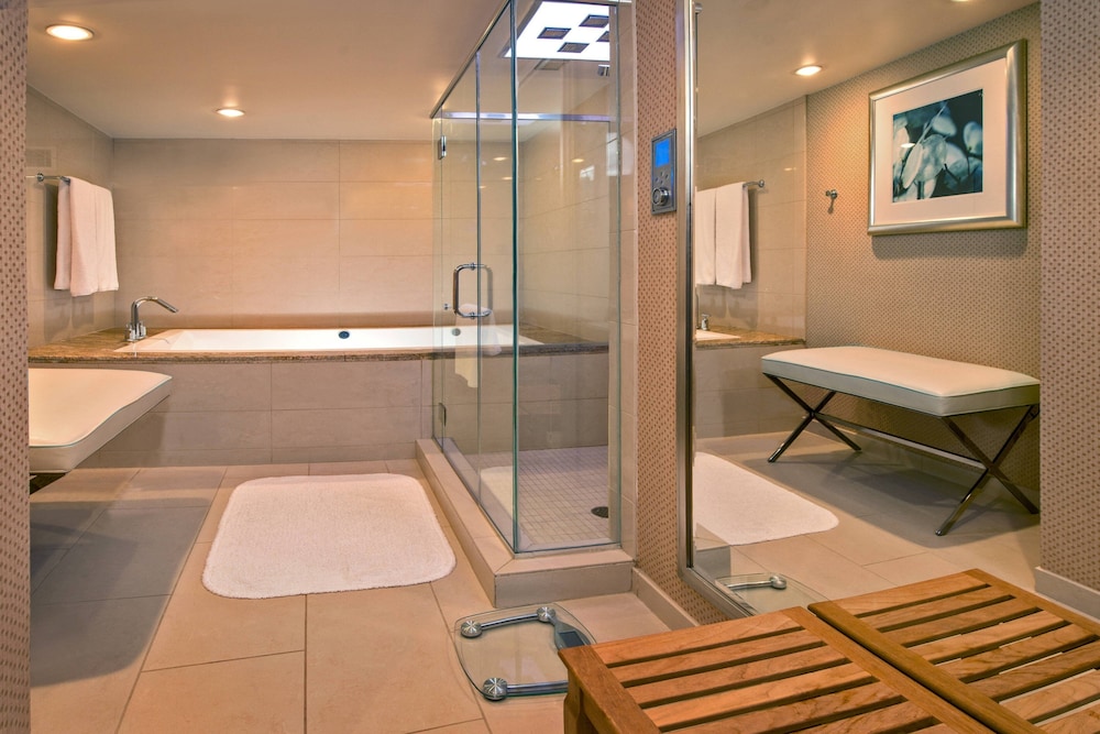 Premium Room, 1 King Bed (View) - Photo 7
